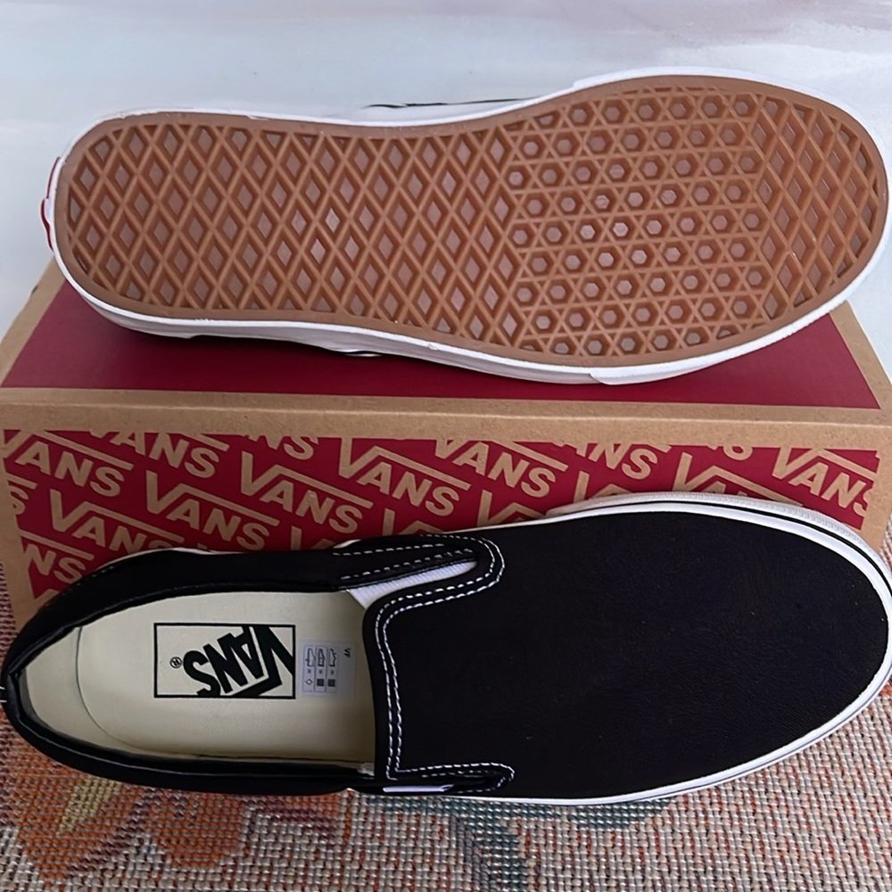 Vans WMNS Classic Slip-On Black
VN000EYEBLK
Sneakers - Picture 10 of 16